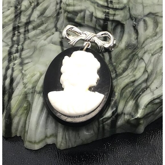 Vintage Cameo Brooch Pin With Bow Design & Black Acrylic Oval Base - Picture 3 of 4